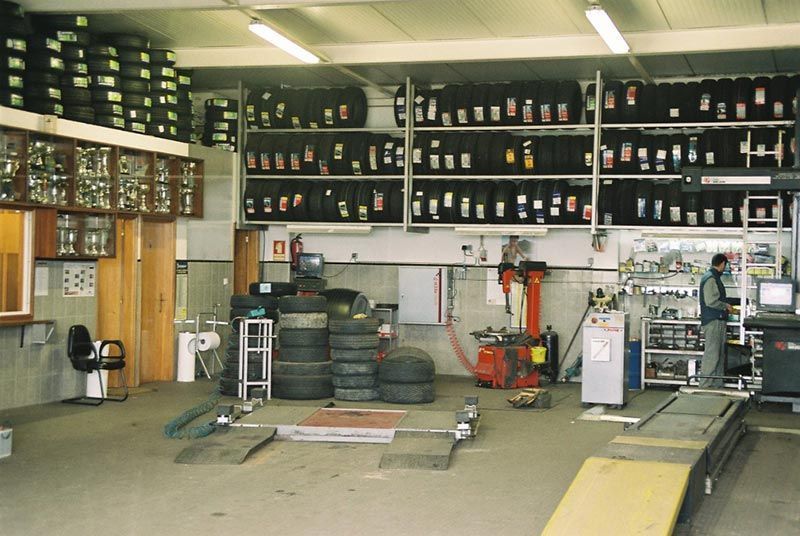 Un garaje con muchos neumáticos en los estantes.