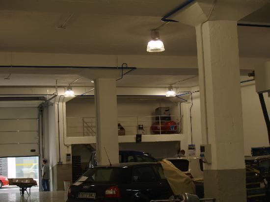 Un coche está aparcado en un garaje con una matrícula que dice 'a'.