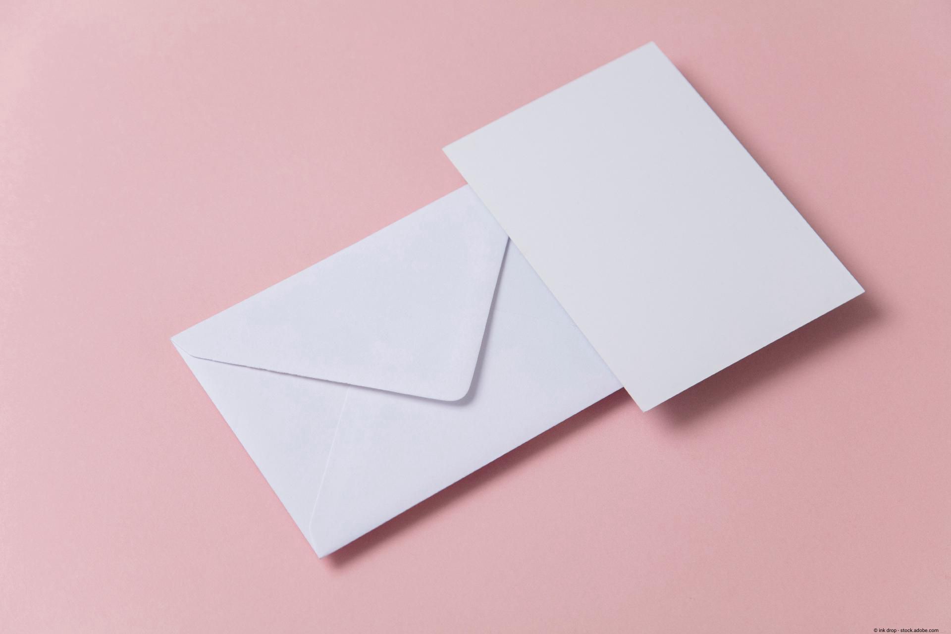 Zwei weiße Briefumschlage auf rosafarbenem Hintergrund