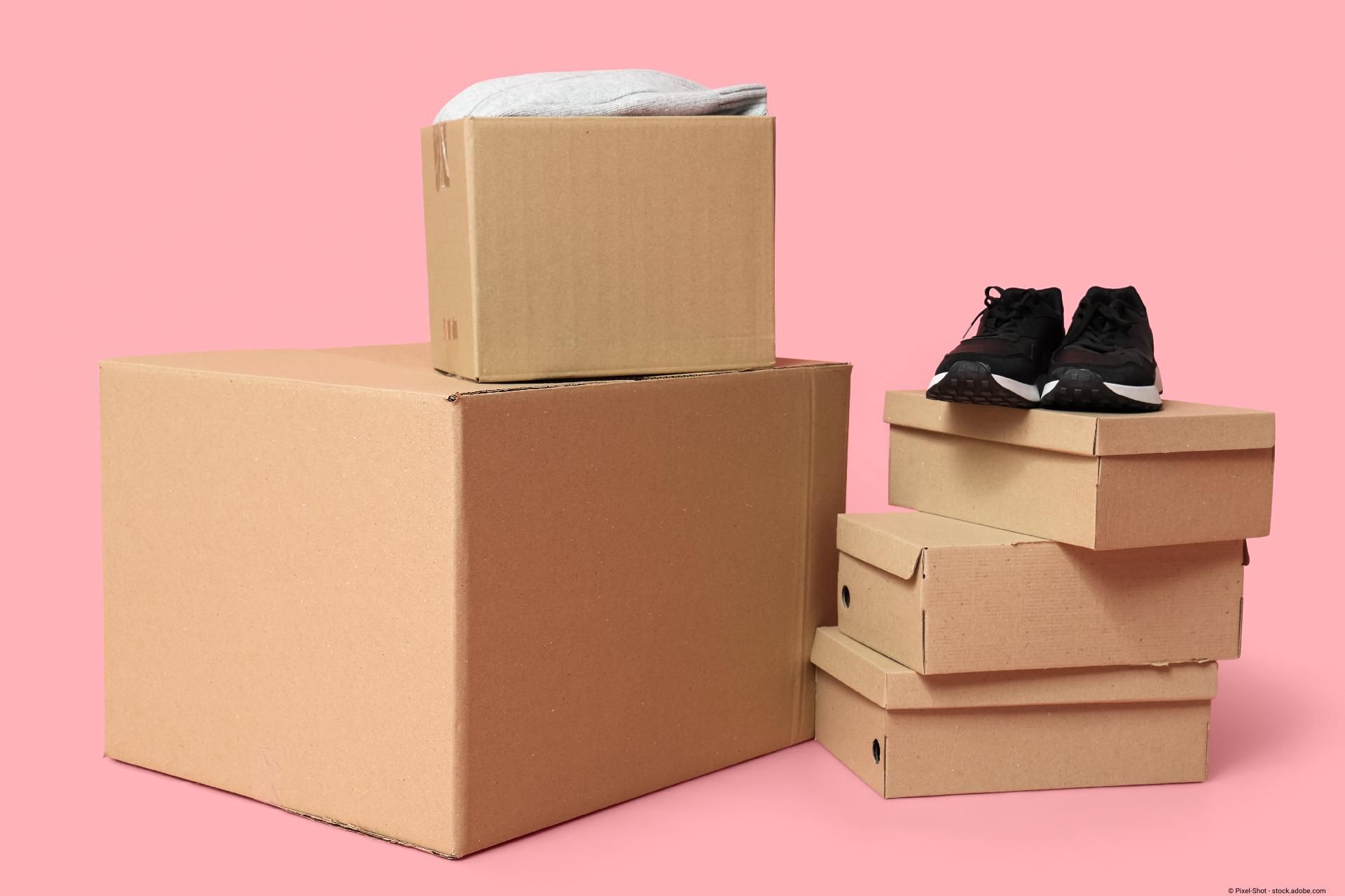 Verschiedene Pakete auf rosafarbenem Hintergrund