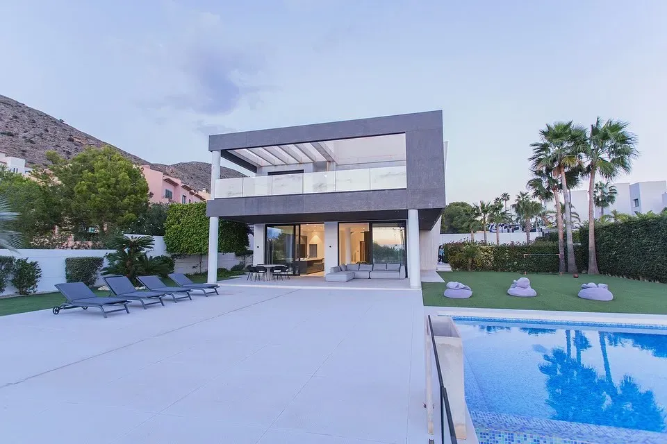 Vivienda con jardín y piscina privada.