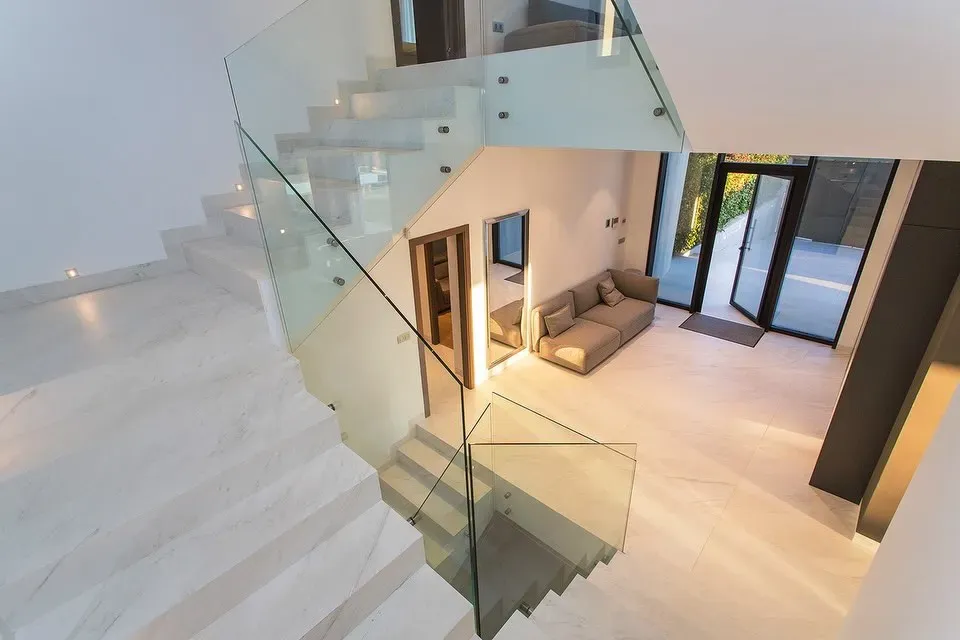 Escaleras con vista a la entrada.