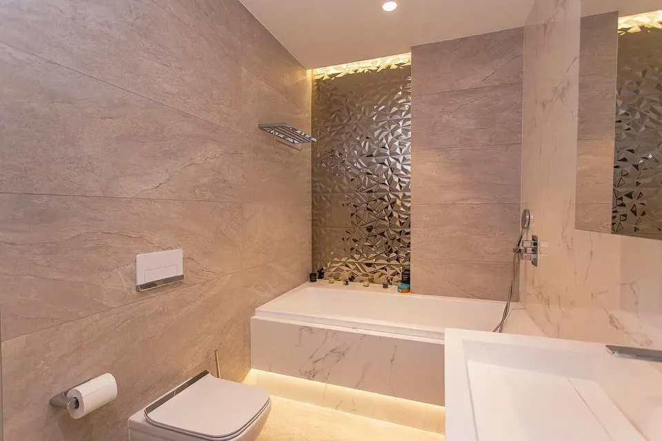 Baño recién reformado con acabados en mármol