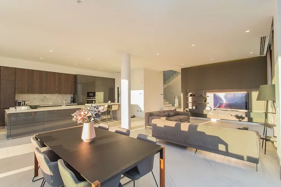 Casa diáfana, de estética limpia