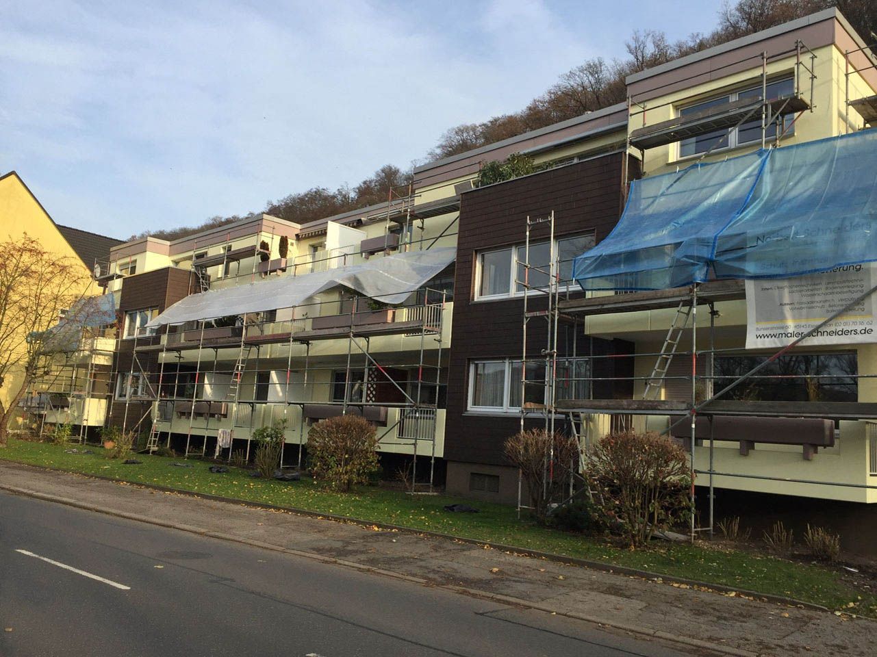 Fassade eines Mehrfamilienhauses