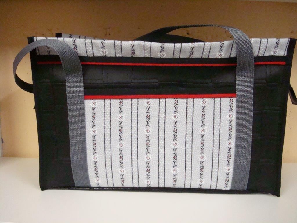 Umhängetasche Riedland Gross - riedland.ch in Tuggen