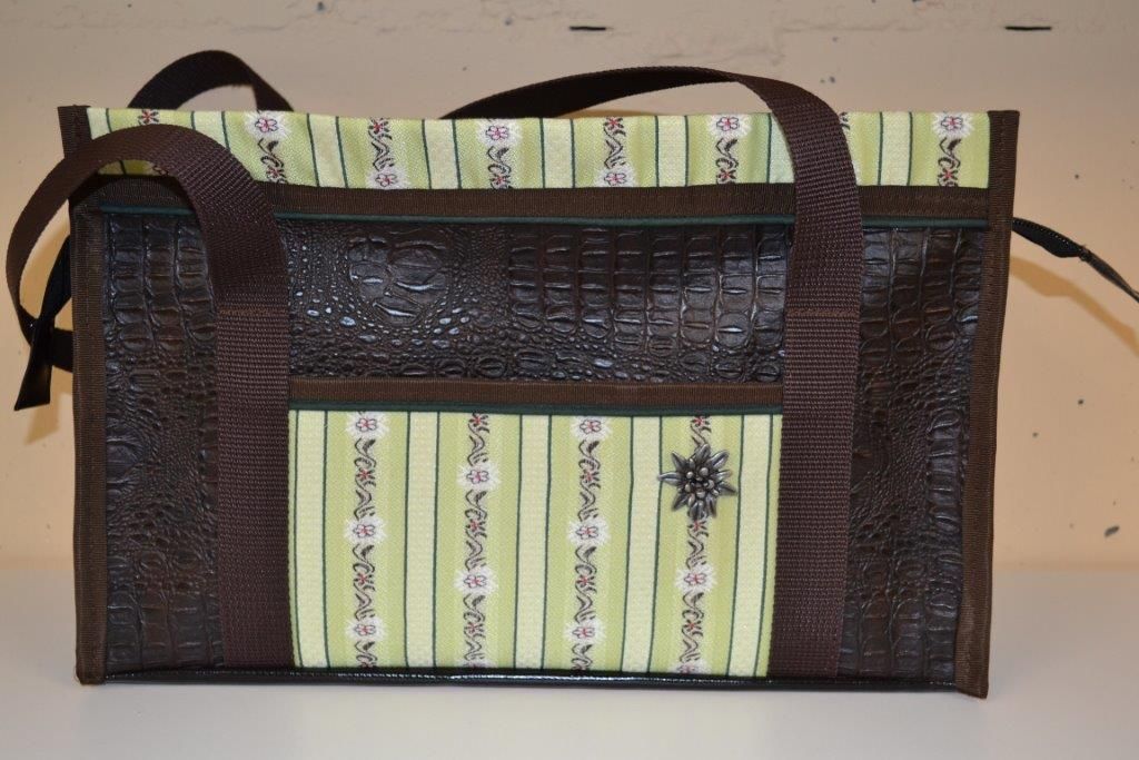 Umhängetasche Riedland Mittel - riedland.ch in Tuggen