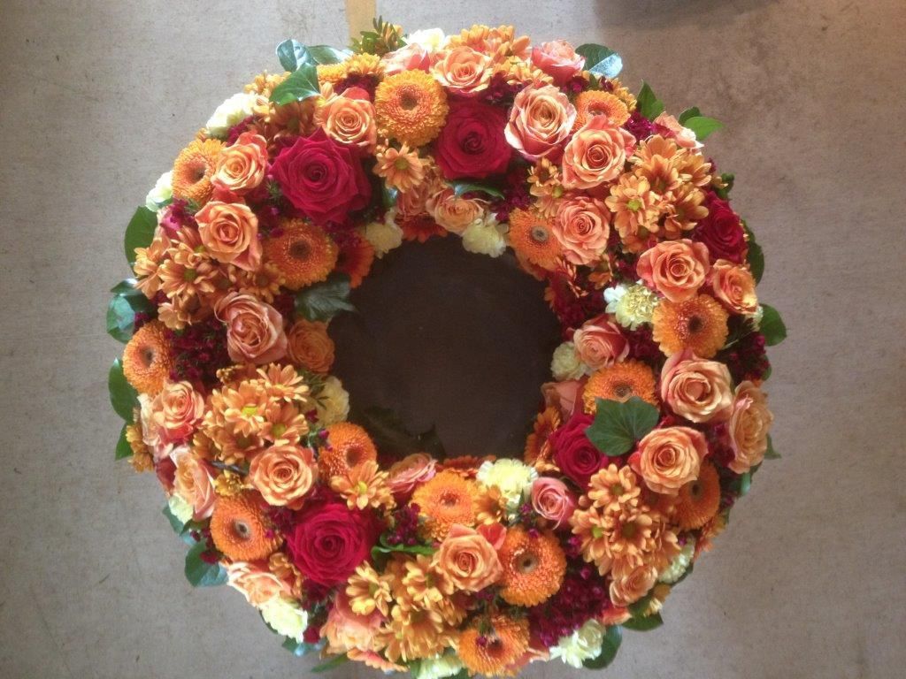 Auf einem Tisch steht ein Blumenkranz.