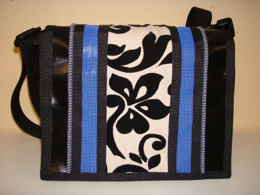 Umhängetasche Riedland Klein - riedland.ch in Tuggen