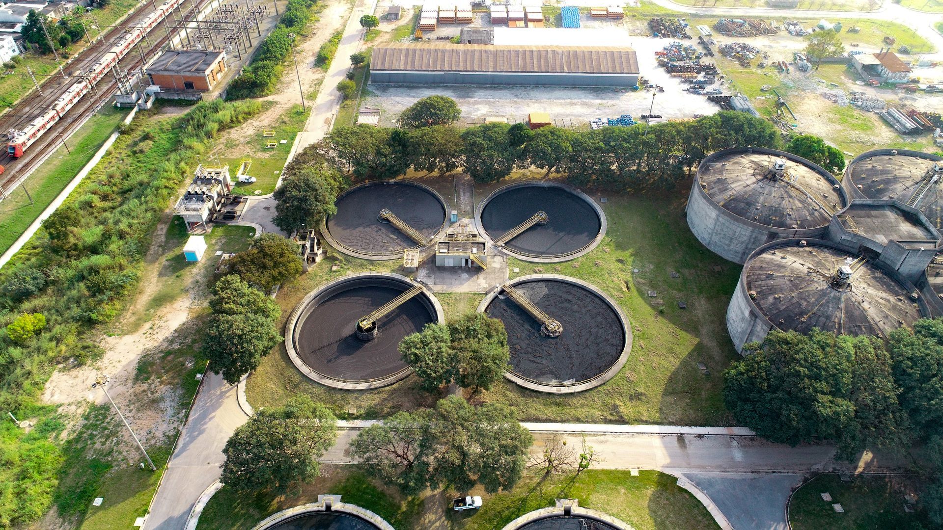Vue aérienne d’une station d’épuration avec bassins circulaires.