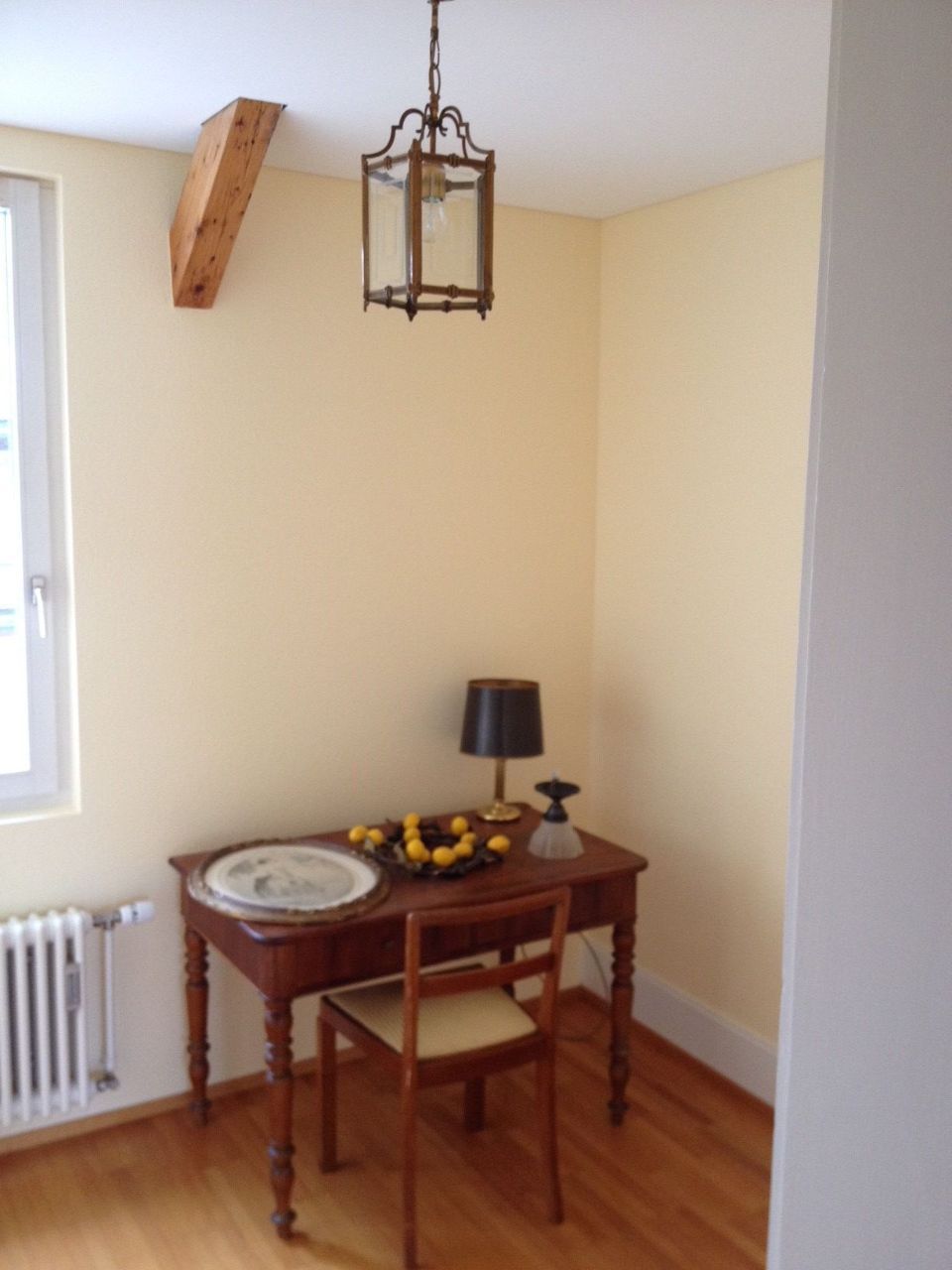 Tisch und Stuhl in einem bemalten Raum, Arbeit der Malerei Lampert