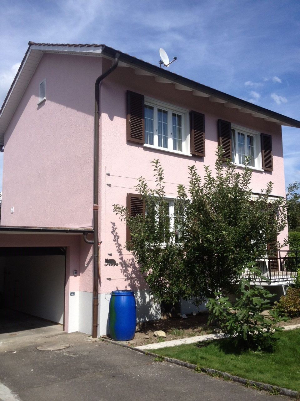 Bemalte Hausfassade, Arbeit der Malerei Lampert