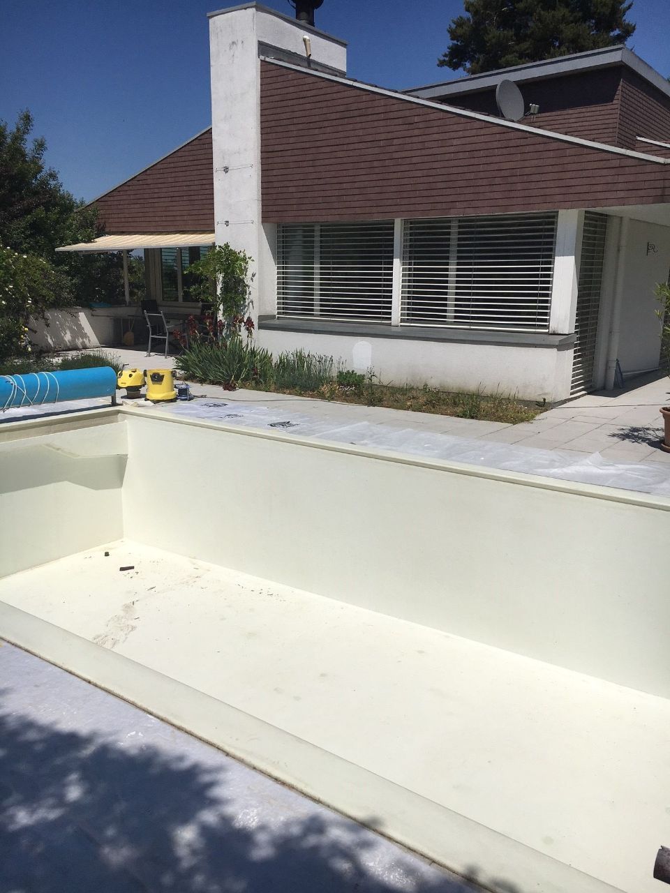 Schwimmbecken in einem Garten, Arbeit der Malerei Lampert