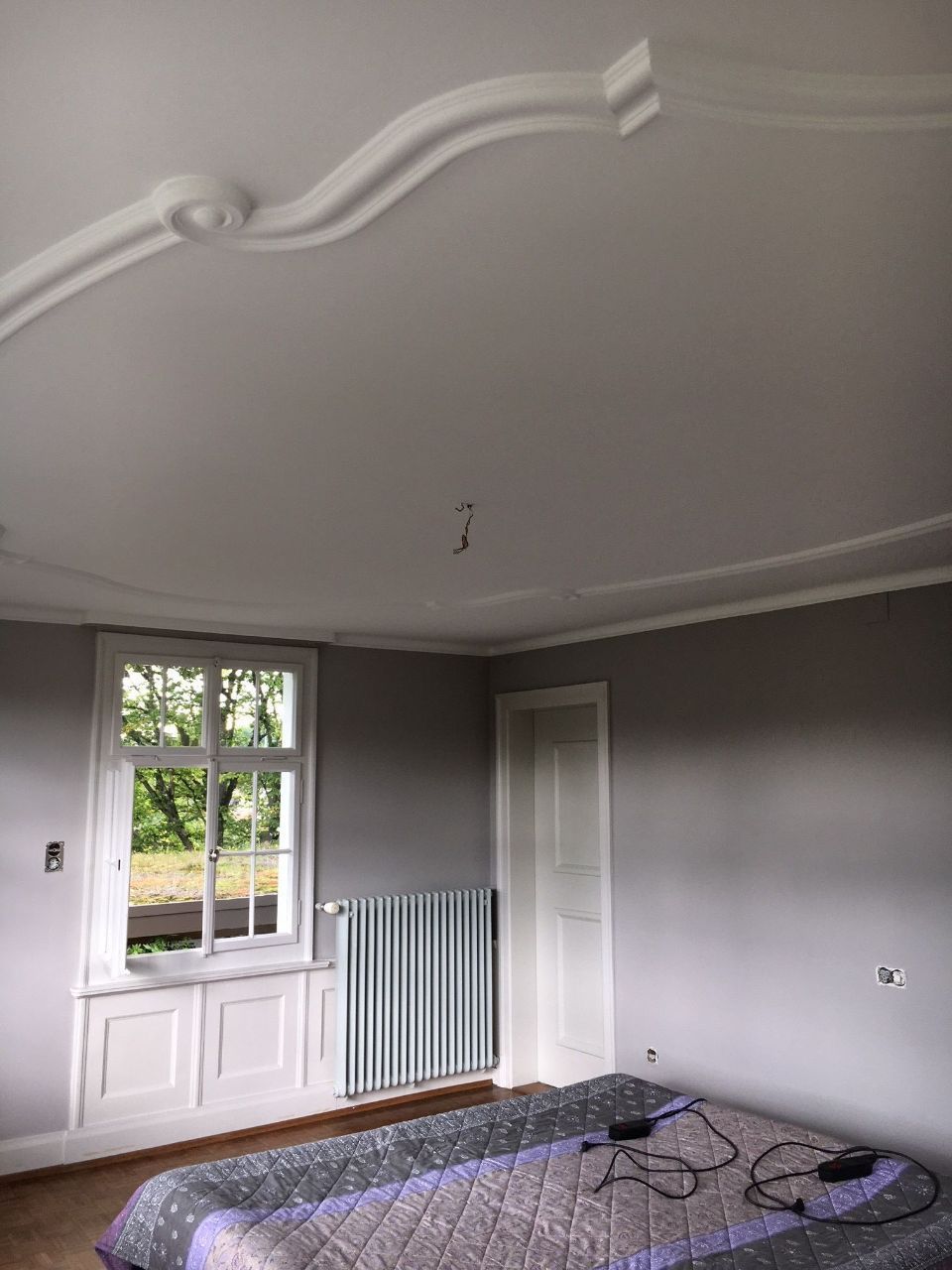 Bemaltes Schlafzimmer, Arbeit der Malerei Lampert