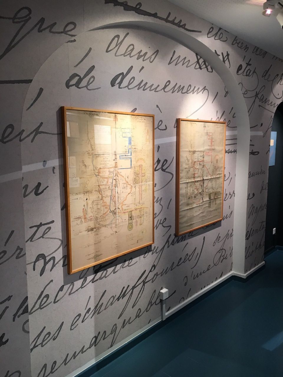 Rahmen mit Plänen an einer bemalten Wand, Arbeit der Malerei Lampert