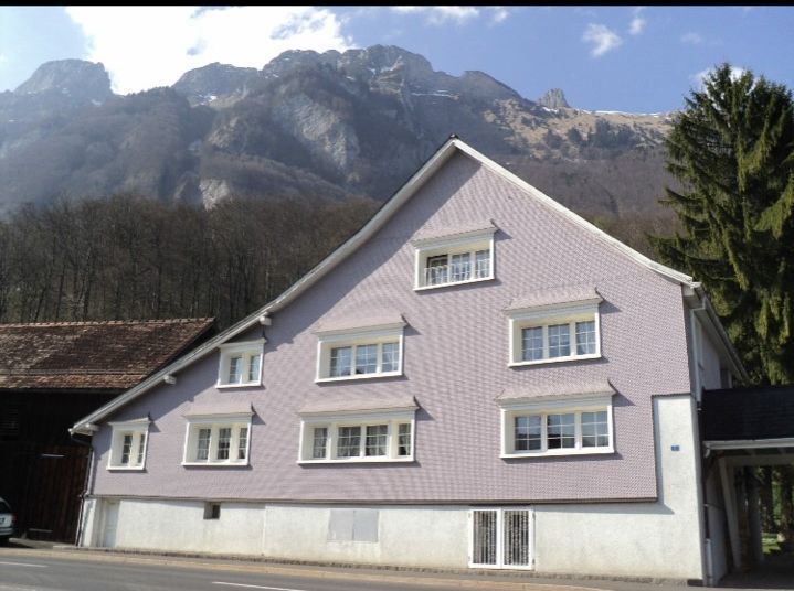 Bemalte Hausfassade, Arbeit der Malerei Lampert