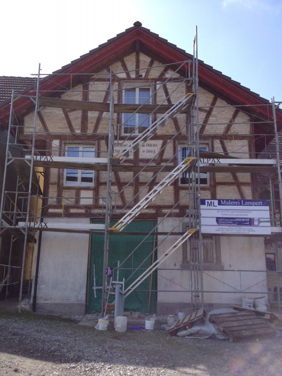 Gerüst an einer Hausfassade, Arbeit der Malerei Lampert