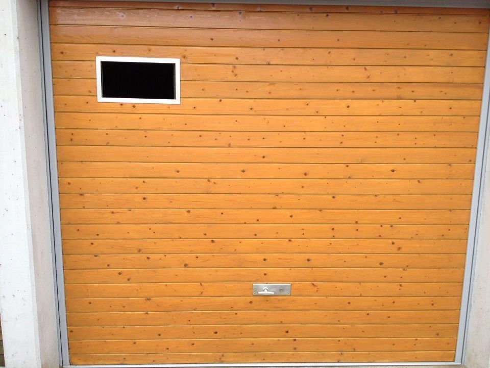 Tor aus Holz, Arbeit der Malerei Lampert