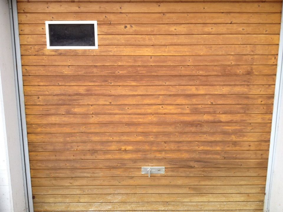 Tor aus Holz, Arbeit der Malerei Lampert