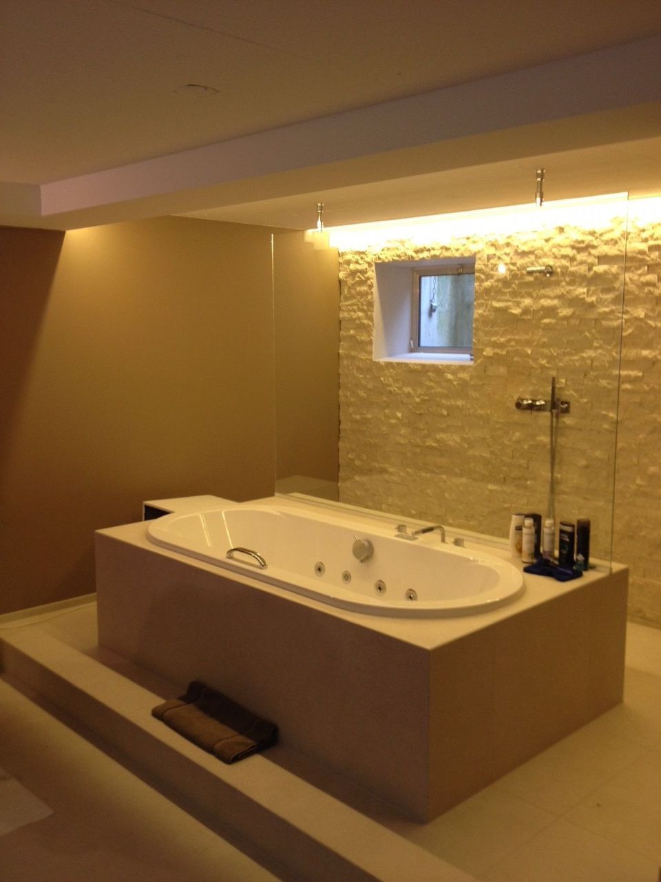 Badewanne in einem bemalten Badezimmer, Arbeit der Malerei Lampert