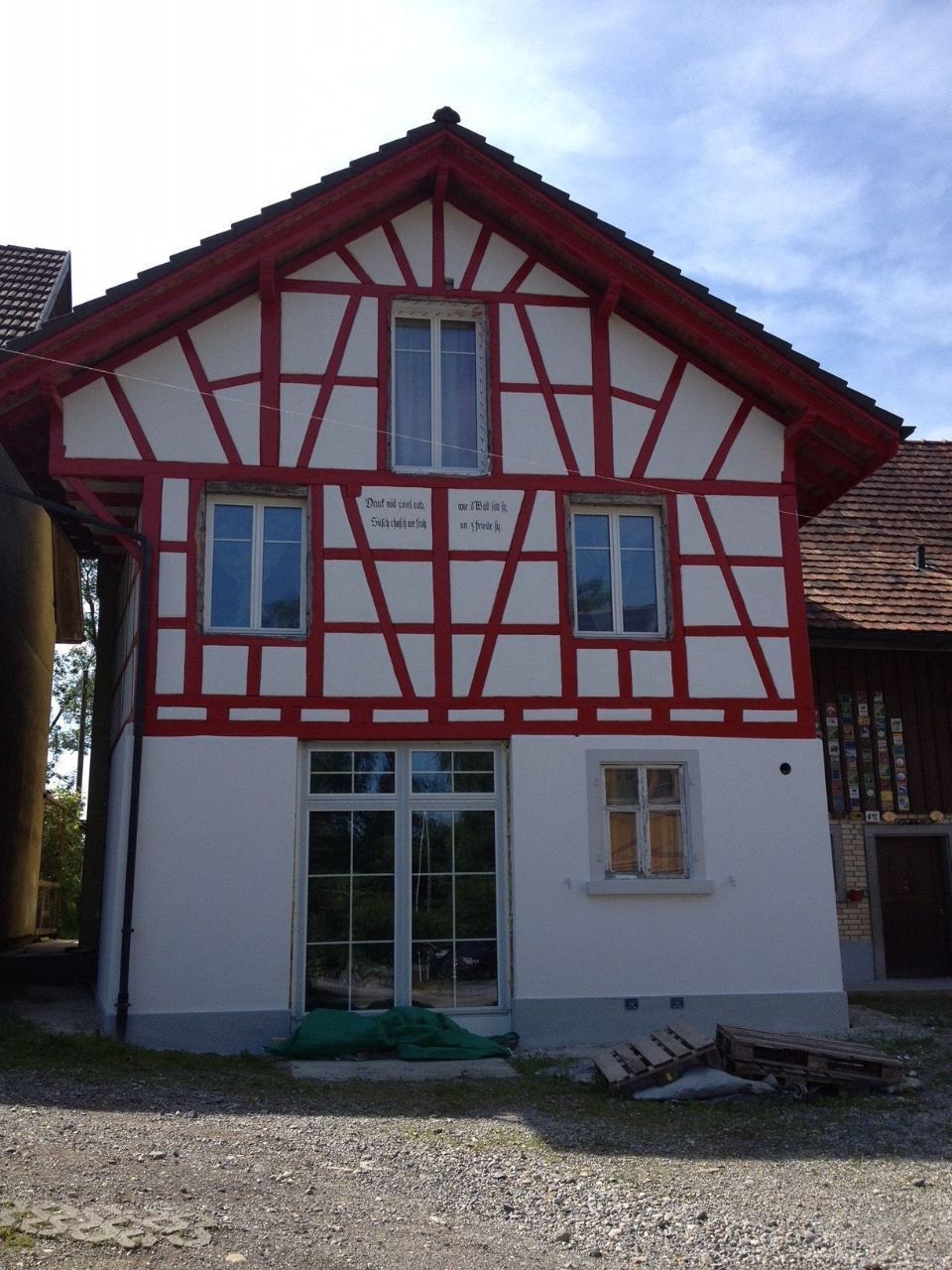 Bemalte Hausfassade, Arbeit der Malerei Lampert