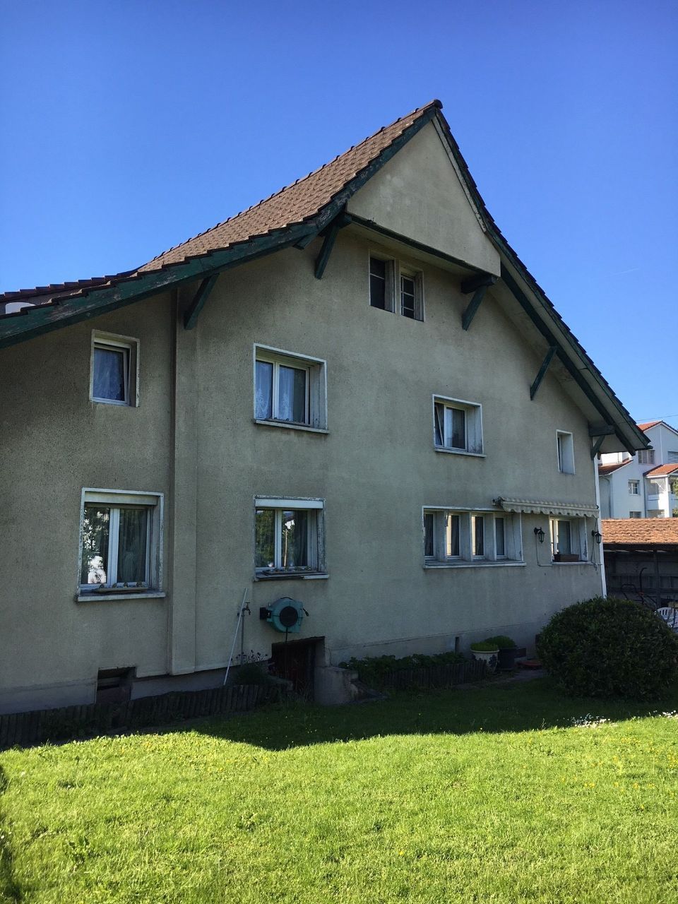 Hausfassade, vor der Arbeit der Malerei Lampert