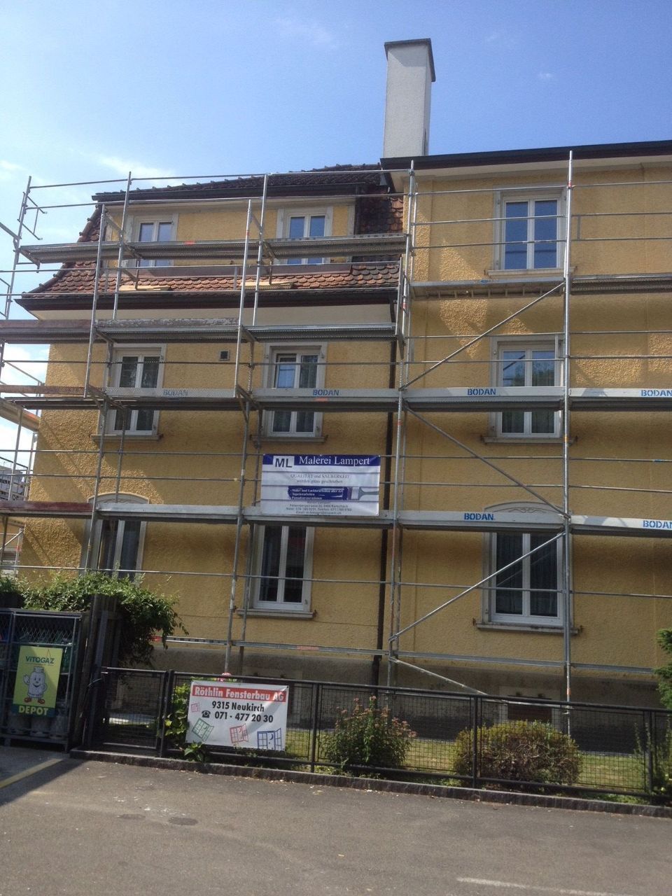 Gerüst an einer Hausfassade, Arbeit der Malerei Lampert