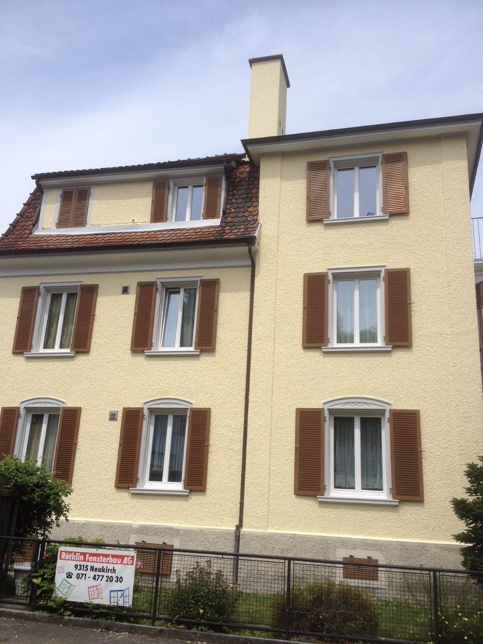 Bemalte Hausfassade, Arbeit der Malerei Lampert