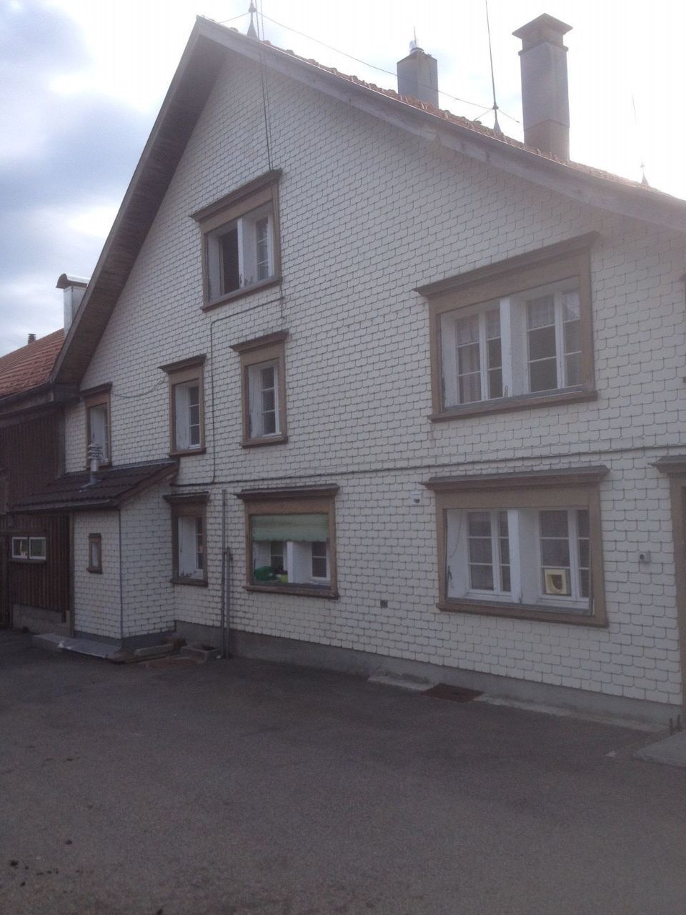 Hausfassade, vor der Arbeit der Malerei Lampert