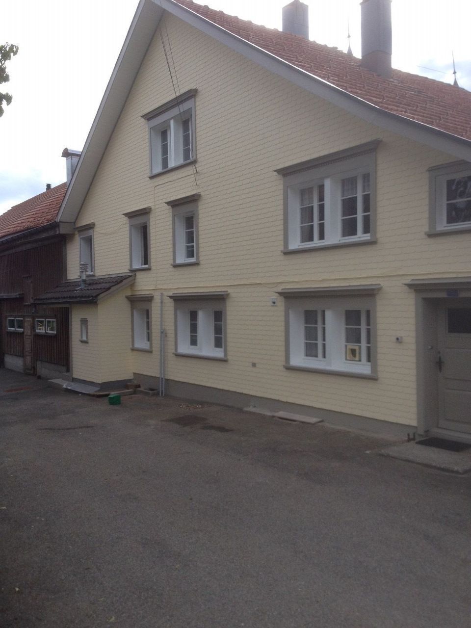 Bemalte Hausfassade, Arbeit der Malerei Lampert