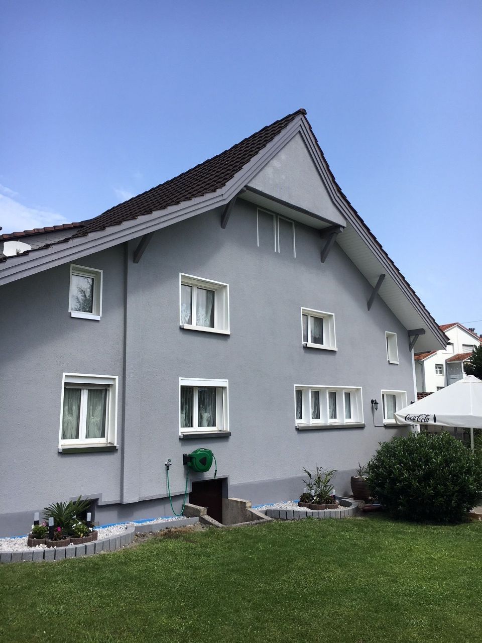 Bemalte Hausfassade, Arbeit der Malerei Lampert