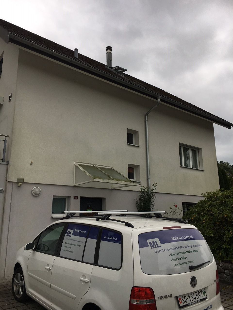 Hausfassade und Firmenfahrzeug der Malerei Lampert