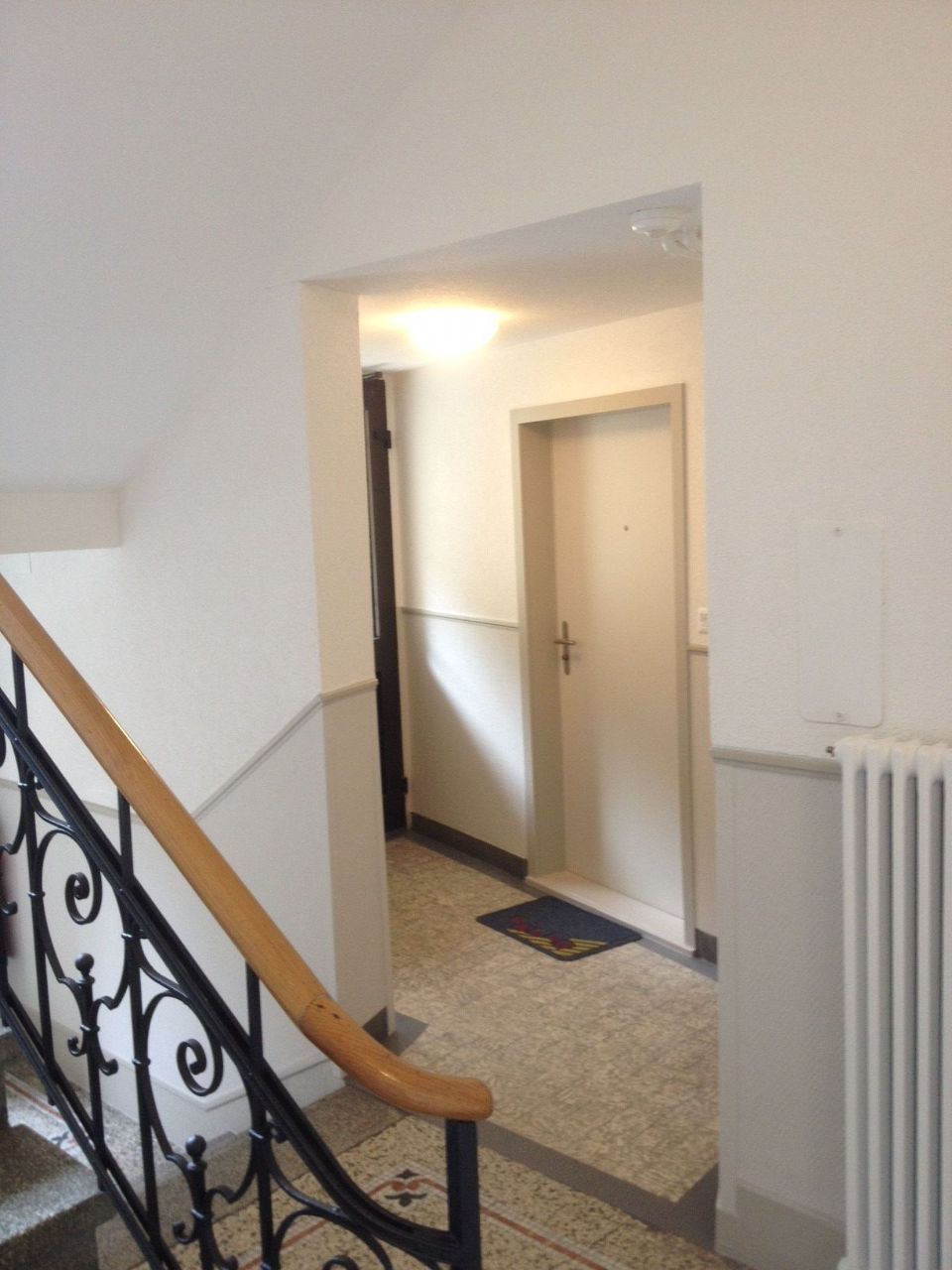 Bemaltes Treppenhaus, Arbeit der Malerei Lampert