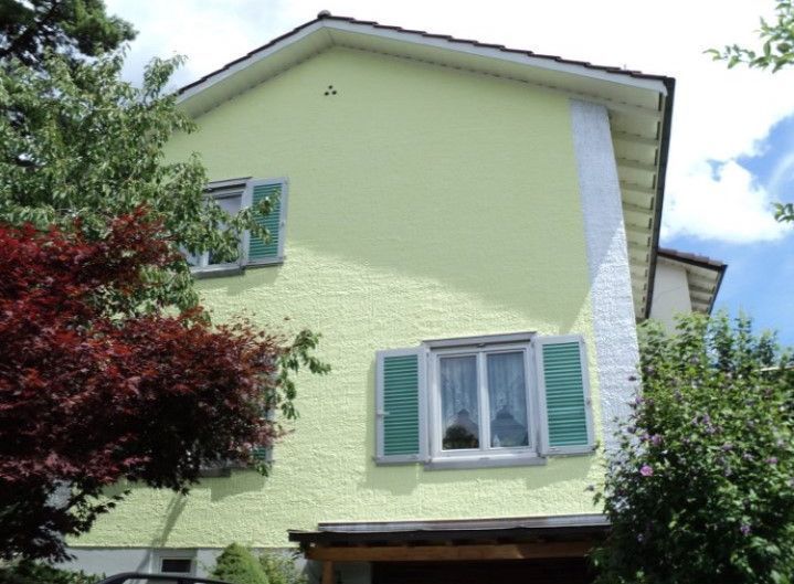 Bemalte Hausfassade, Arbeit der Malerei Lampert