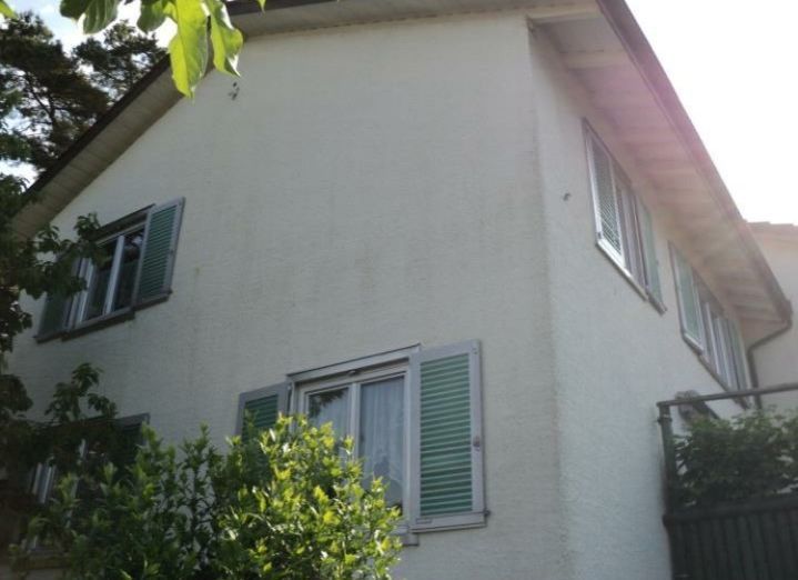 Hausfassade, vor der Arbeit der Malerei Lampert