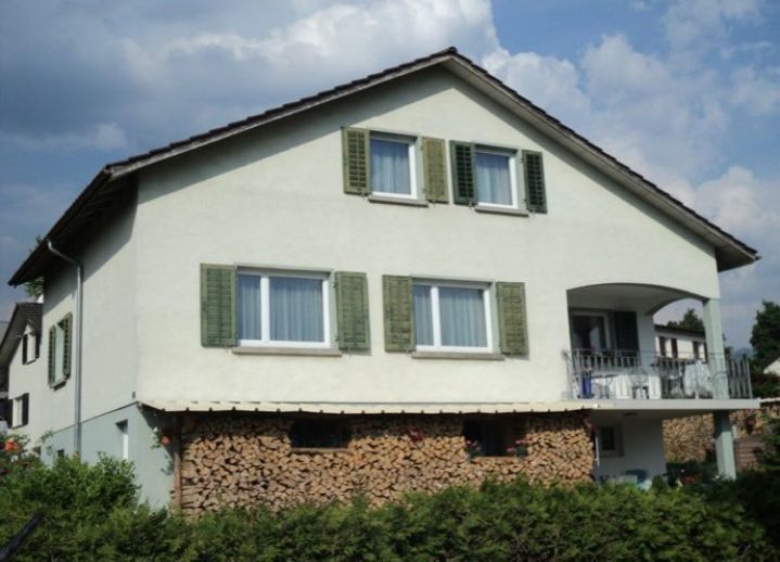 Hausfassade, vor der Arbeit der Malerei Lampert