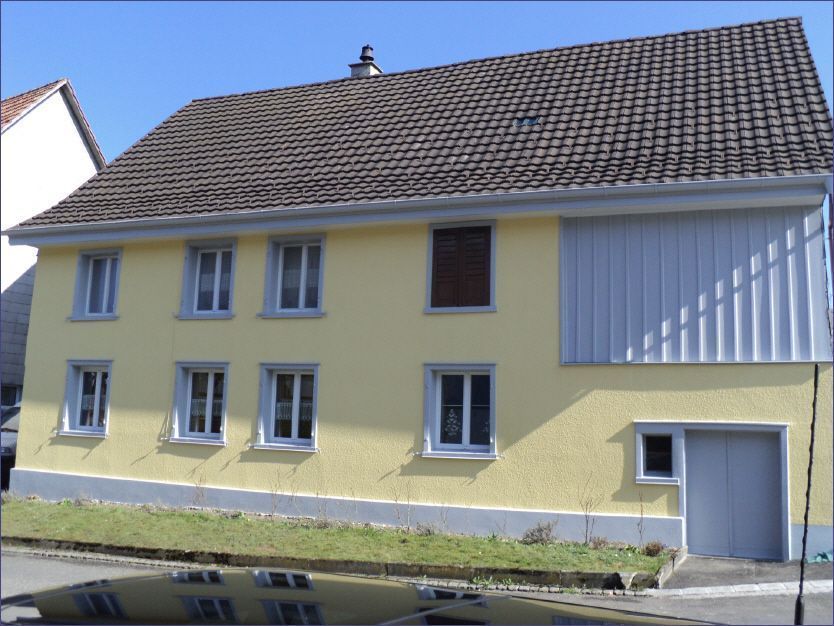 Bemalte Hausfassade, Arbeit der Malerei Lampert