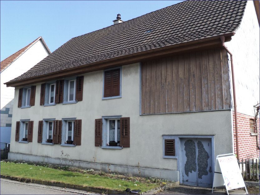 Hausfassade, vor der Arbeit der Malerei Lampert