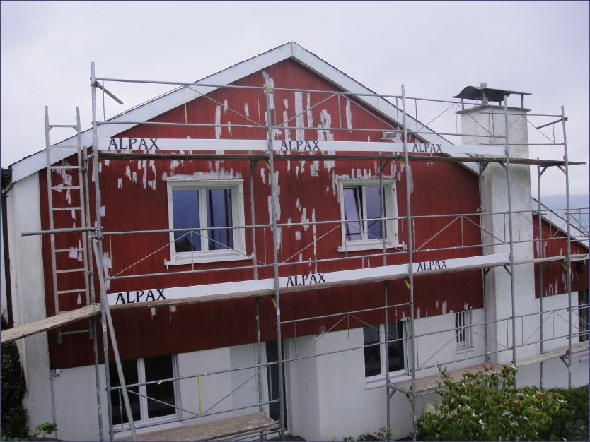 Gerüst an einer Hausfassade, Arbeit der Malerei Lampert