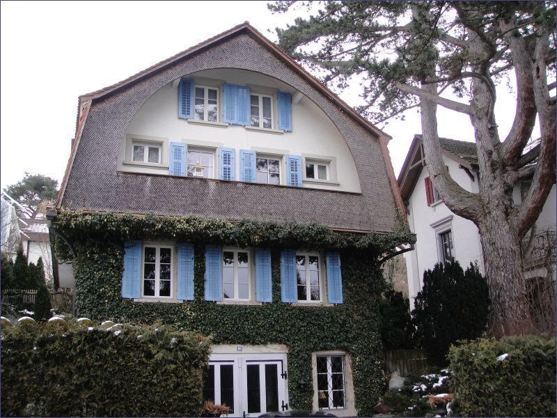 Hausfassade, vor der Arbeit der Malerei Lampert