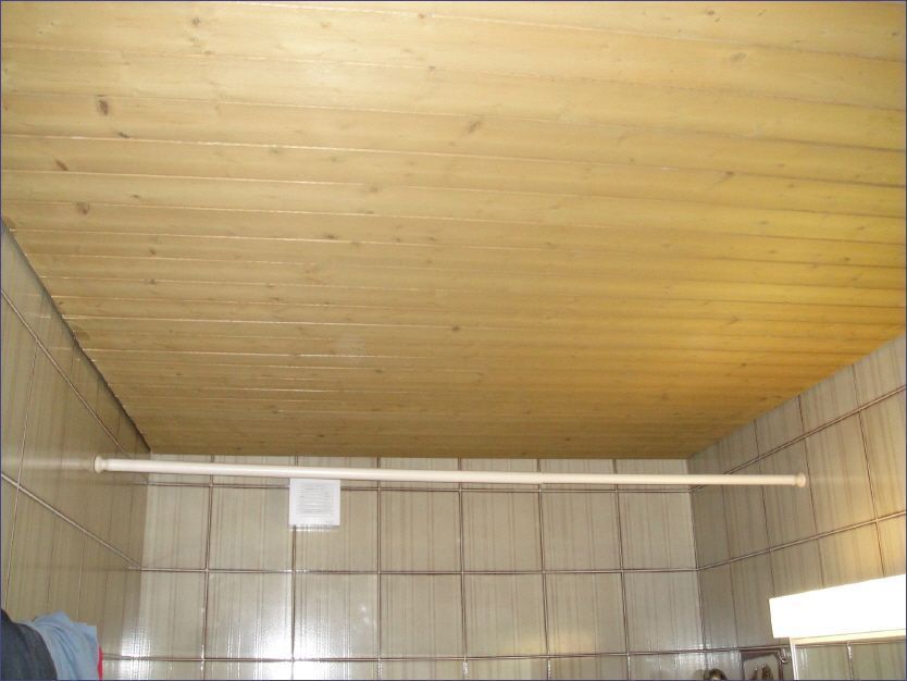 Decke, vor der Arbeit der Malerei Lampert