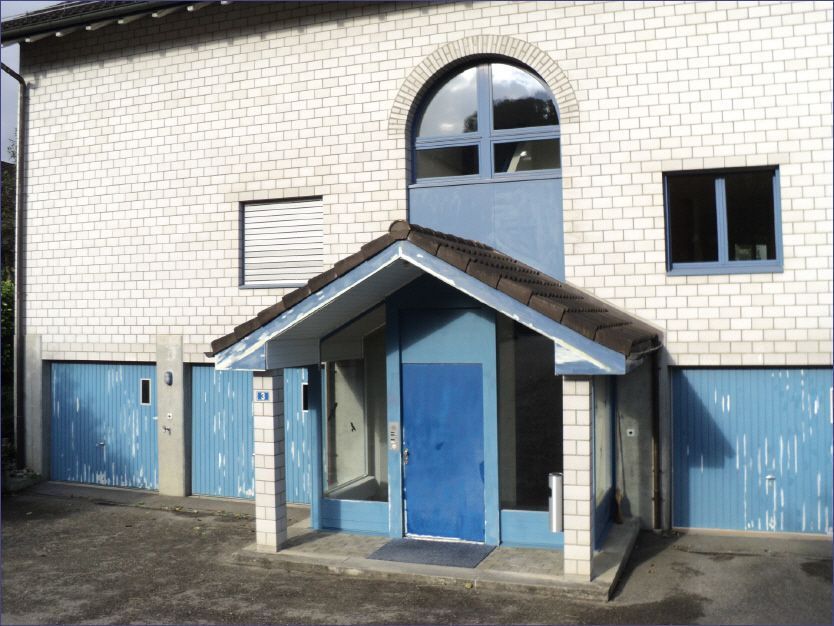 Hausfassade, vor der Arbeit der Malerei Lampert