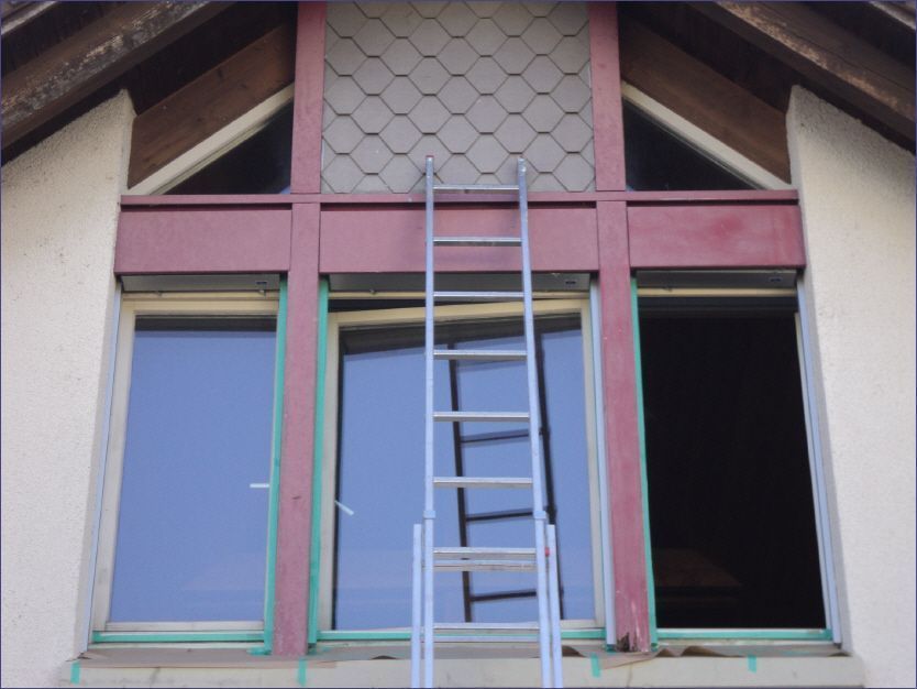 Leiter an einer Hausfassade, Arbeit der Malerei Lampert