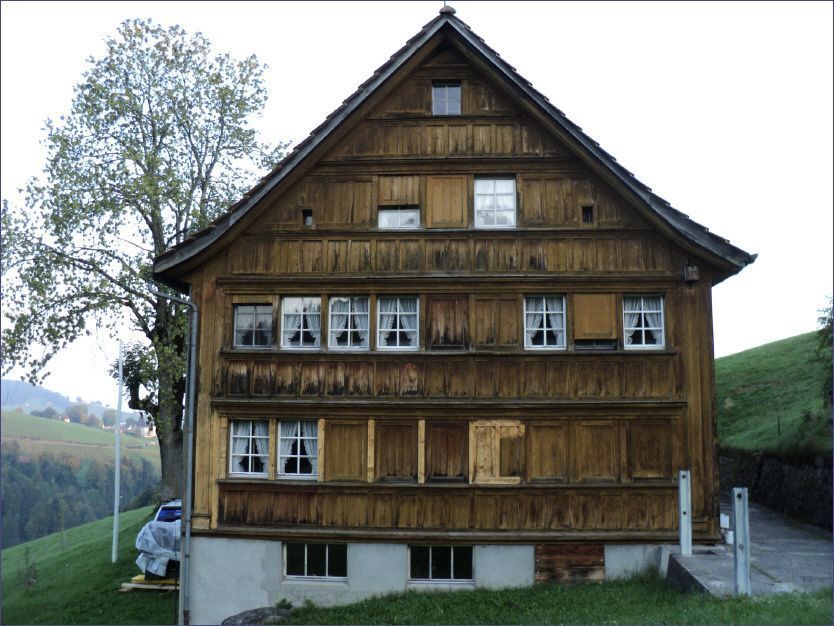 Hausfassade, vor der Arbeit der Malerei Lampert