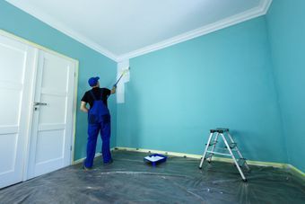 Maler malt eine Zimmerwand