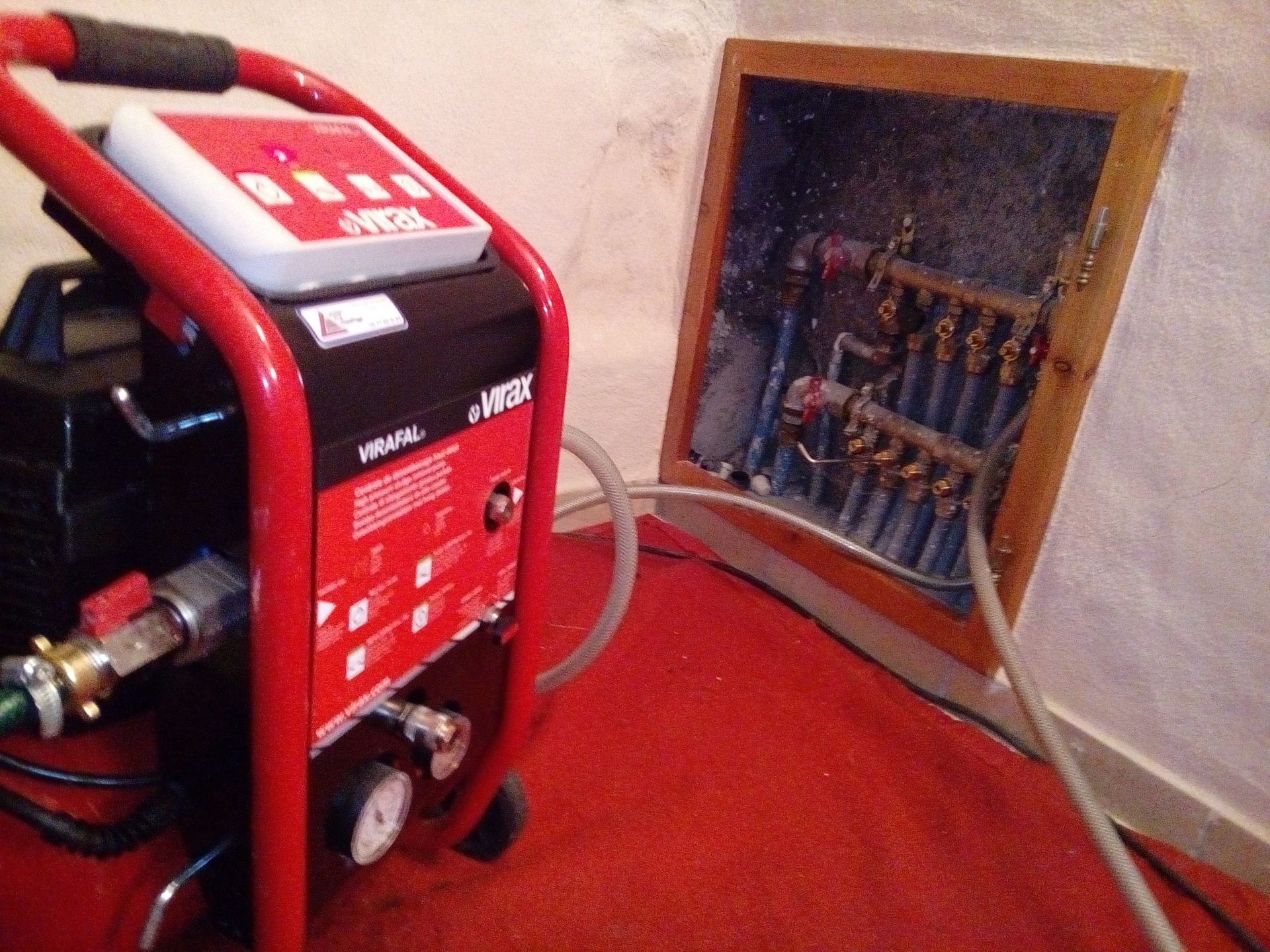 Compresseur d'air pour le désembouage d'un plancher chauffant.