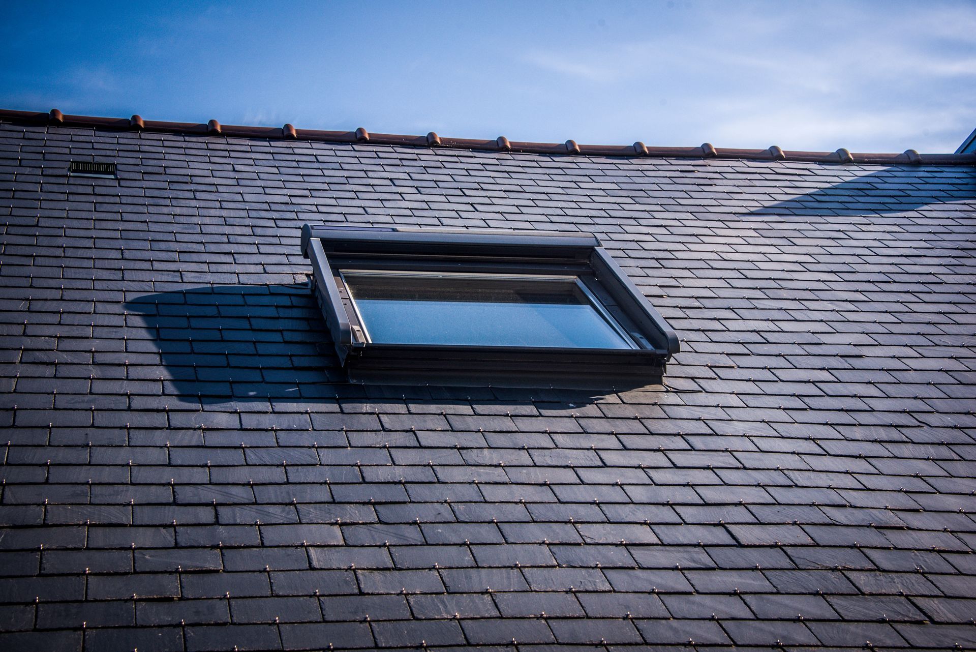 Fenêtre de toit sur une toiture en ardoise