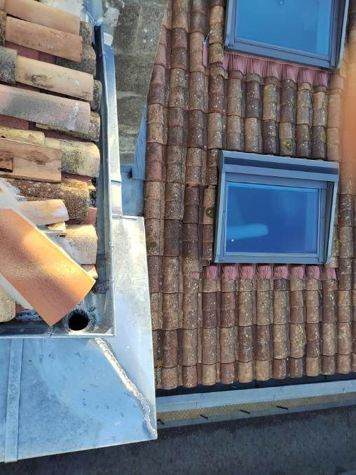 Fenêtre de toit sur une toiture en cours de rénovation