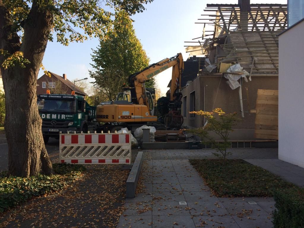 Ein Demir-LKW steht vor einem Gebäude, das abgerissen wird