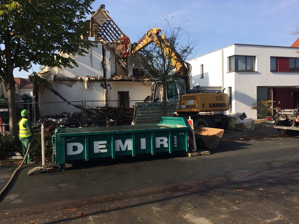 Ein grüner Müllcontainer mit dem Wort Demir darauf